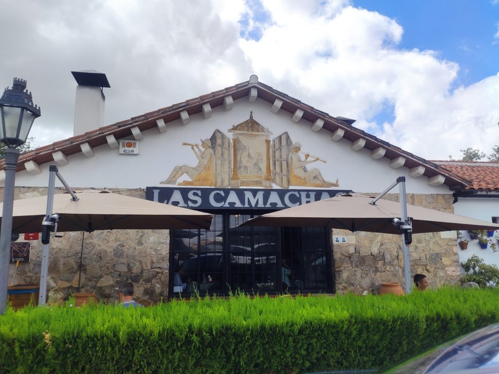 Salón rústico con vigas de madera en Las Camachas